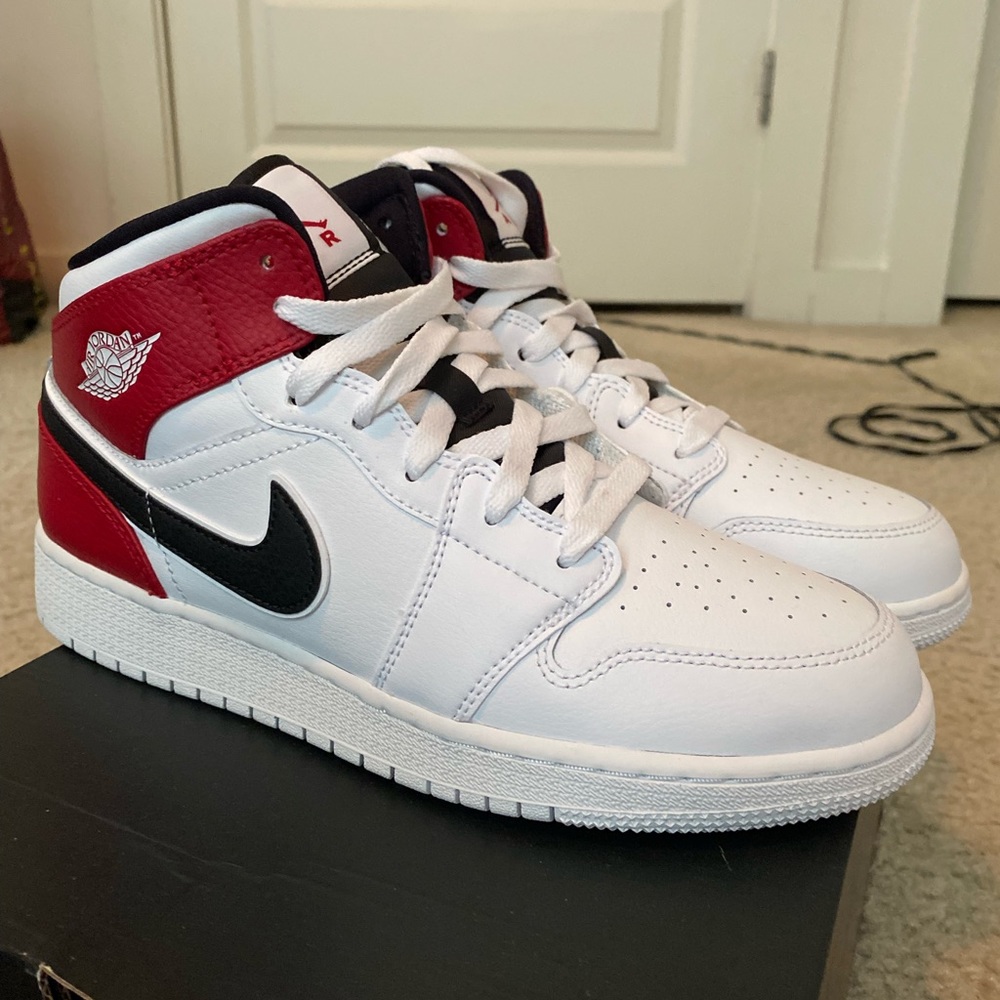 Air Jordan 1 mid in white,red, and black Gs6.5y